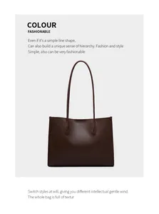 Detalle del bolso tote de cuero marrón oscuro con textura mate suave y correas largas