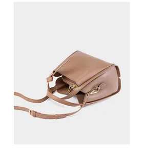 Dettaglio della borsa a secchiello in vera pelle con pochette e finiture dorate