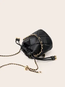Schwarze gesteppte Eimer-Tasche aus Leder mit goldener Kette und Kordelzug