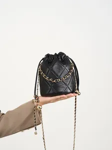 Gesteppte schwarze Eimer-Tasche aus Kalbsleder mit goldener Kette und Kordelzug-Detail