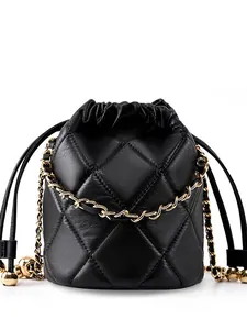 Elegante schwarze gesteppte Kalbsleder-Beuteltasche mit Goldkette und Kordelzugverschluss