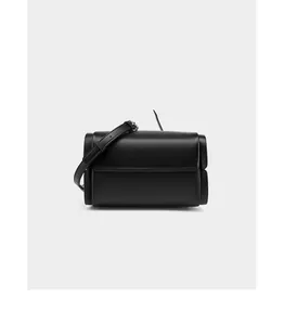 Dettaglio borsa a secchiello in vera pelle nera con grana litchi e hardware argento