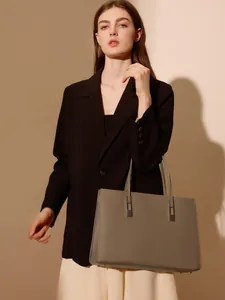 Elegante graue Handtasche aus genarbtem Leder für Damen im geräumigen minimalistischen Design