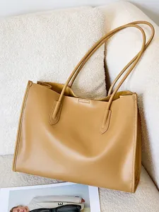 Bolso tote grande de cuero suave en amarillo camello con correas dobles sobre tela de felpa