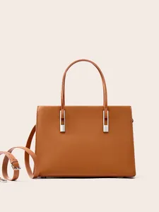 Elegante Handtasche aus karamellfarbenem Leder mit Metalldetails und abnehmbarem Gurt