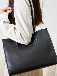 Elegante bolso tote de cuero negro de gran capacidad para mujer mostrado al hombro estilo chic