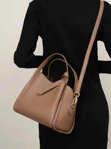 Borsa a secchiello classica in pelle cammello scuro con manici e tracolla regolabile