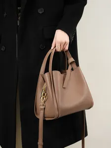 Borsa a secchiello in pelle martellata talpa con finiture dorate e manico corto