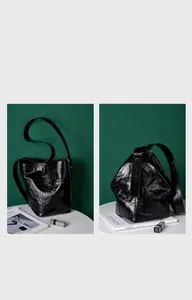 Detailansicht der Verwandlung zwischen Eimerform und geometrischer Handtasche