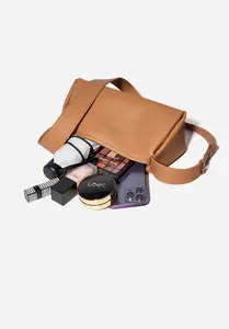 Capacité interne du sac polochon en cuir avec espace pour parapluie et mobile