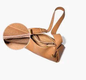 Détails de l'intérieur du sac oreiller en cuir avec doublure épaisse et poches