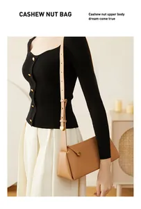 Détail du sac bandoulière en cuir lisse caramel avec boucle dorée et sangle réglable