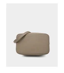 Dettaglio della texture in pelle granata e cuciture sottili sulla borsa taupe
