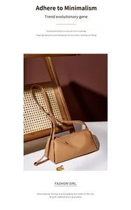 Sac minimaliste en cuir camel avec large bandoulière et détails dorés métalliques