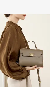 Sac à main classique en cuir porté, avec fermoir tournant doré et bandoulière amovible