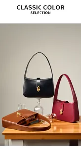 Détail de sacs sous le bras en cuir noir, bordeaux et marron avec fermoir doré élégant