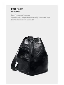 Detail der schwarzen Bucket Bag aus echtem Leder mit glänzender Faltenstruktur und Gurt