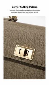 Détail du fermoir tournant doré et de la texture du cuir sur le sac style Kelly