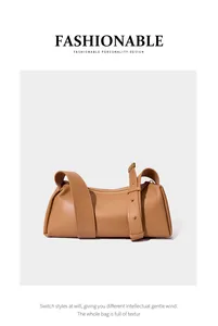 Détail d'un sac oreiller en cuir camel avec texture fine et rivets métalliques élégants