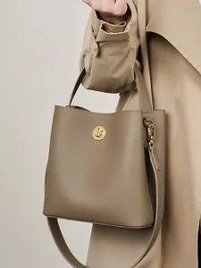 Grande borsa a secchiello in pelle taupe con fibbia in metallo dorato e tracolla