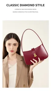 Détail du sac à bandoulière en cuir bordeaux avec fermoir en métal doré élégant