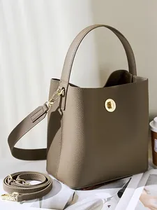 Borsa a secchiello in pelle marrone con manico e due tracolle rimovibili per donna