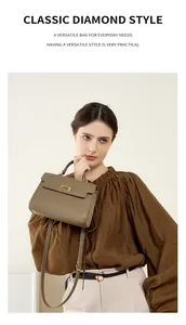 Sac trapèze classique en cuir marron avec bandoulière réglable et fermoir doré élégant