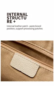 Gros plan sur l'étiquette interne en cuir et la doublure en tissu marron de qualité du sac