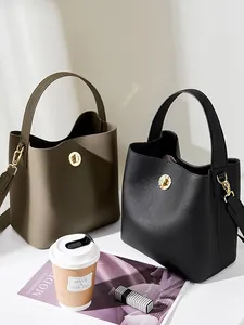 Borse a secchiello chic 2025 in pelle nera e marrone con dettagli in metallo dorato