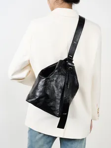 Schwarze Retro-Lederbeuteltasche mit lässigen Falten und verstellbarem breitem Gurt