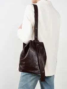 Retro dunkelbraune Beuteltasche aus hochwertigem Leder mit Plissee-Struktur
