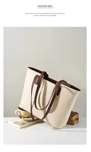 Gros plan du cabas en cuir grainé beige avec bandoulière marron et texture élégante