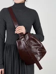 Vintage dunkelbraune Leder Beuteltasche mit Faltenstruktur und verstellbarem Gurt