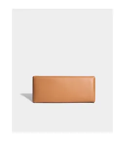 Détail de la texture en cuir tan lisse et des bords arrondis du sac polochon