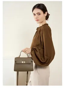 Détail du sac à main trapèze en cuir véritable vert olive avec fermoir doré rotatif