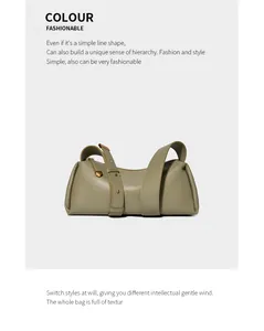 Gros plan sur le cuir olive clair avec bandoulière large et boucles dorées du sac chic