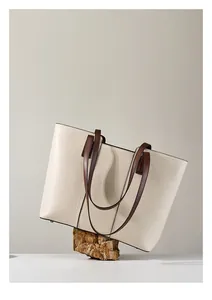 Détails du cuir grainé et des clous de protection de la base du sac cabas blanc