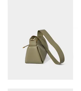 Vue détaillée de profil d'un sac bandoulière en cuir vert olive avec zip doré et sangle
