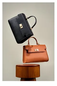 Vue flottante des sacs en cuir avec fermoir tournant doré et texture grainée croisée