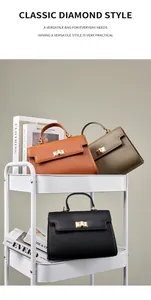 Détail de sacs Kelly en cuir orange, vert olive et noir avec fermoir métallique doré