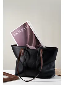 Détails du sac tote en cuir grainé noir avec anses marron et doublure intérieure rouge