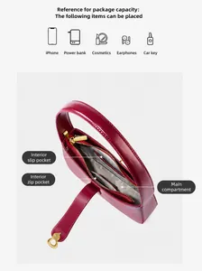 Détail de l'intérieur du sac en cuir rouge montrant les compartiments et rangements