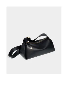 Détail du sac polochon en cuir noir avec fermeture éclair dorée de haute qualité