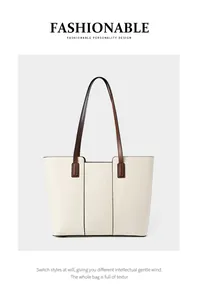 Détail du sac cabas blanc cassé montrant la texture cuir grainé et les anses marron