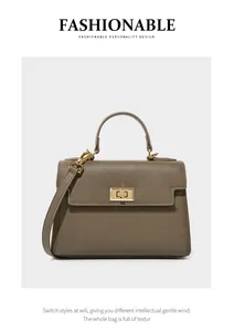 Détails du sac en cuir taupe avec texture fine et fermoir rotatif doré élégant