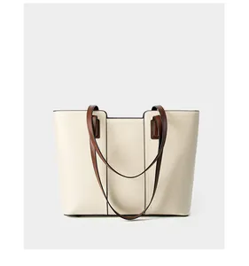 Gros plan sur la texture du cuir grainé et la finition des bords noirs du sac cabas
