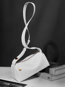 Sac polochon en cuir blanc avec finitions dorées et bandoulière réglable