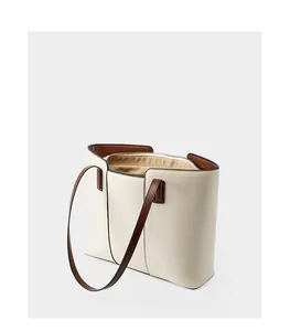 Vue détaillée de l'intérieur spacieux et de la texture cuir du grand sac tote