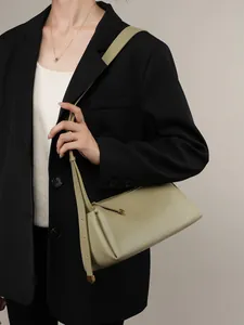 Sac sous le bras minimaliste en cuir vert avec fermeture éclair et bandoulière large