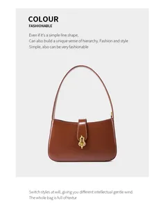 Vue détaillée d'un sac à bandoulière marron vintage avec une boucle dorée en gourde